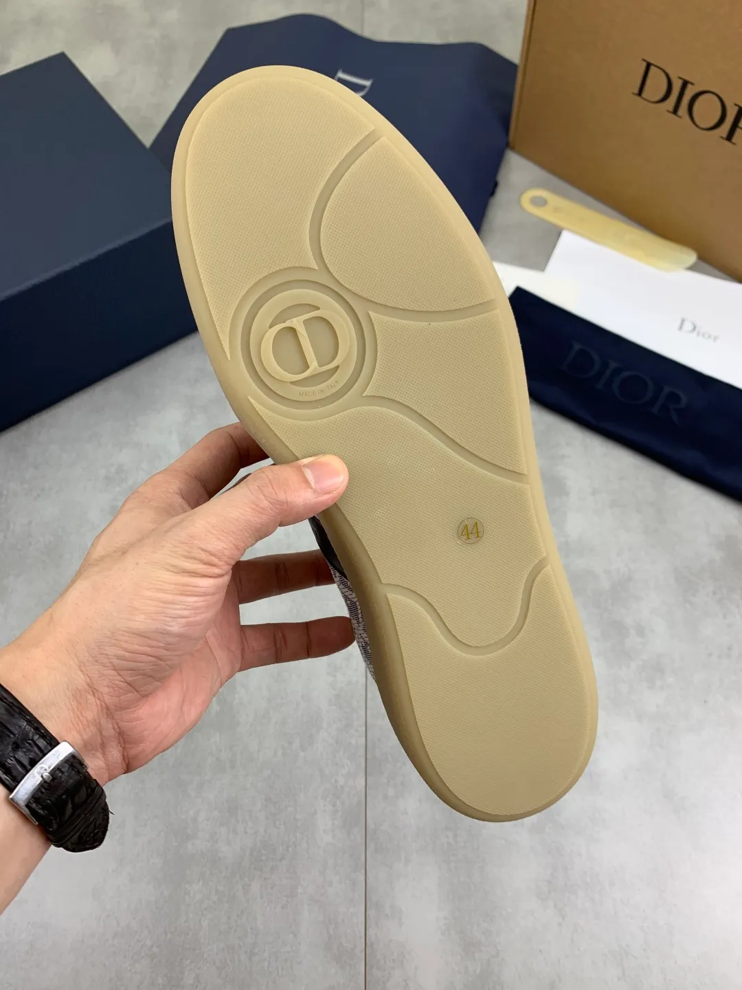 Men's men's shoes 💰P542 New Dior B01 top version of moral training shoes! ! ! White first-layer cowhide, fully oiled upper, original TPU molded outsole. New to the Fall 2025 collection, this sneaker marks the return of Dior’s classic style, reinterpreted in a stylish and elegant silhouette. Crafted from white smooth first-grain cowhide with a tonal silk sheepskin lining, it features the Dior logo on the tongue and inner sides, and a CD icon on the heel. Paired with Tpu anti-slip soles of the same color, it can be matched with various styles to create a sophisticated look.  Code number: 39-45 Complete package with airplane box